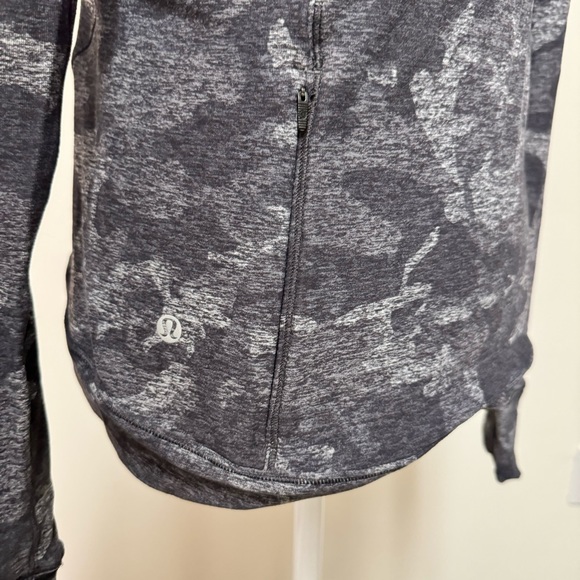 LULULEMON OUTRUN THE ELEMENTS 1/2 ZIP TOP IN GRAY CAMO SIZE 8 - Picture 16 of 16